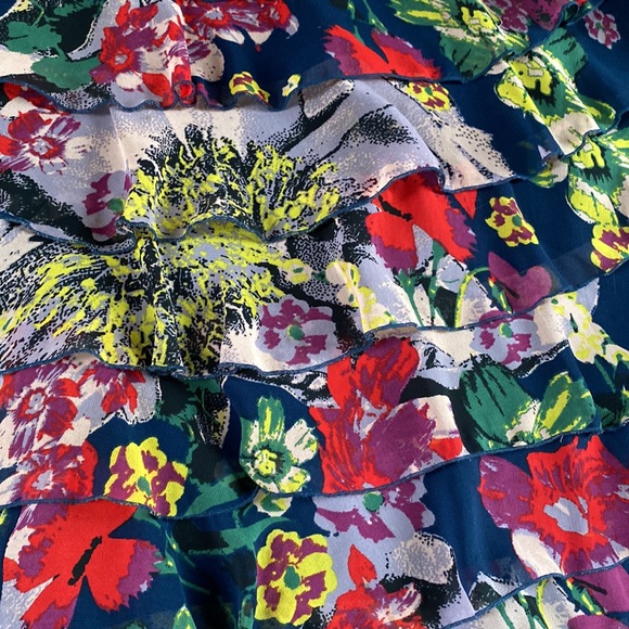 Floral fitted ruffle/layer dress. Size 1 - Picture 5 of 6